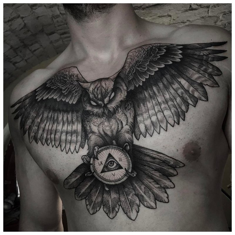 Tatouage d’oiseau sur la poitrine d’un homme