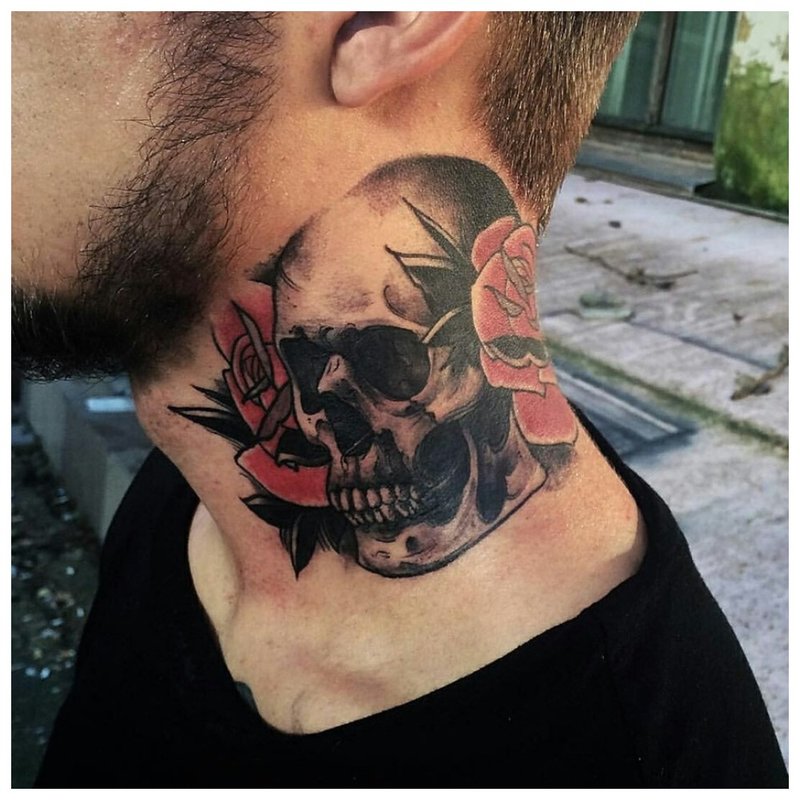 Old school - tatouage de crâne sur le cou d'un homme