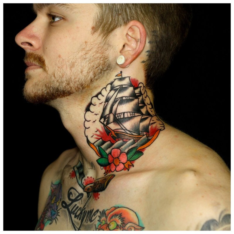 Ryški tatuiruotė ant vyro kaklo ir krūtinės