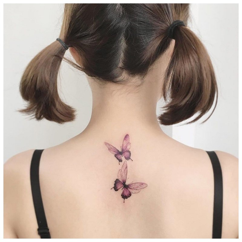 Tatuiruotė ant merginos nugaros