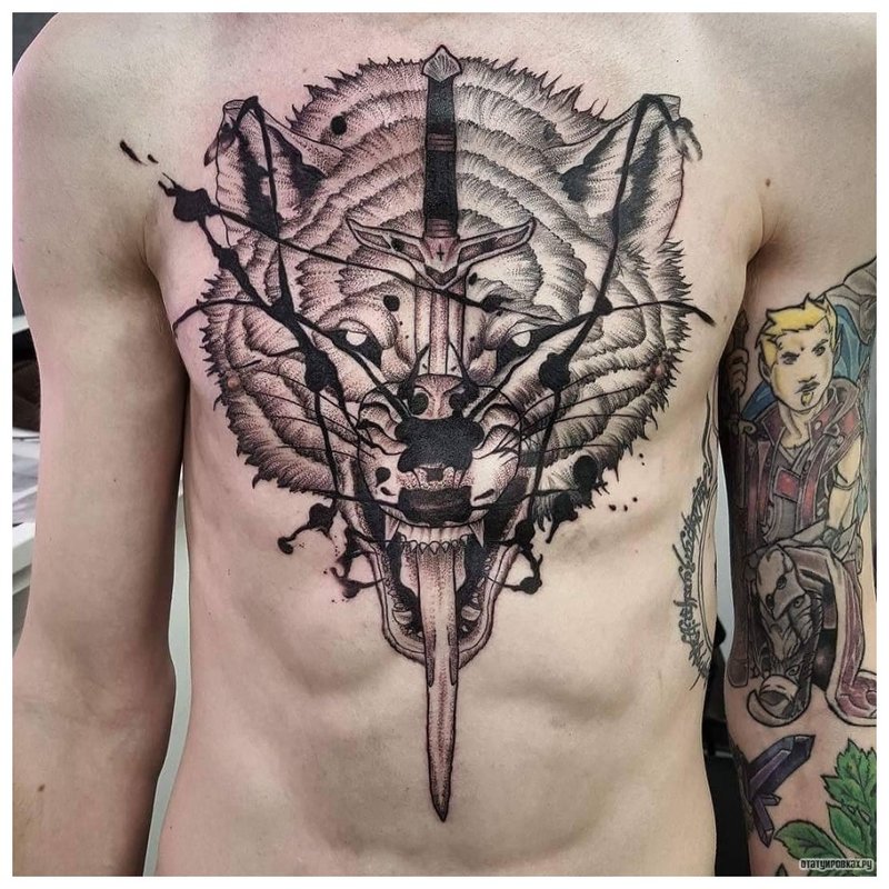 Plėšrus žvėris - tatuiruotė ant vyro krūtinės