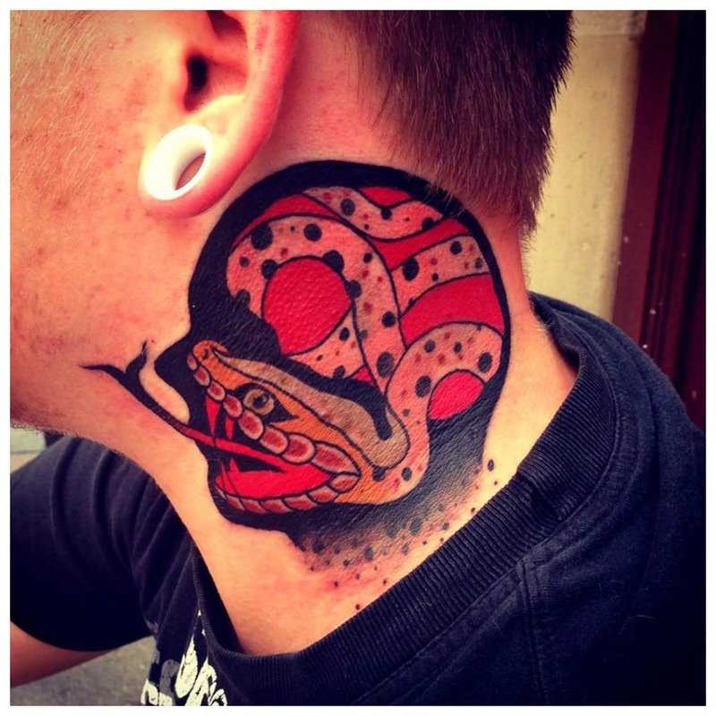 Spalvinga tatuiruotė ant vyro kaklo