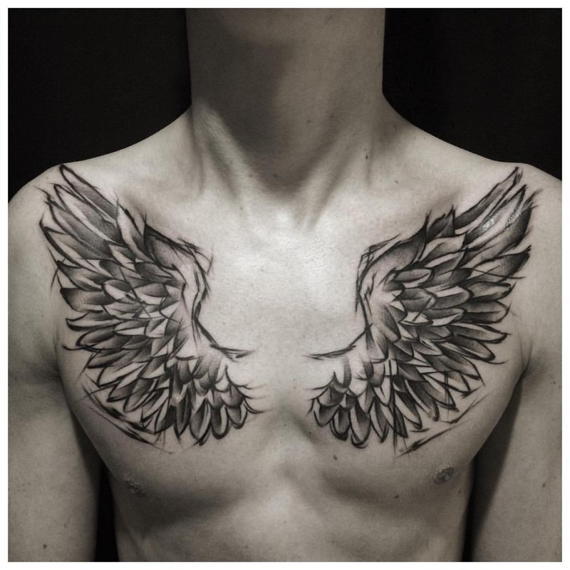 Paukščio sparnai - tatuiruotė ant vyro krūtinės
