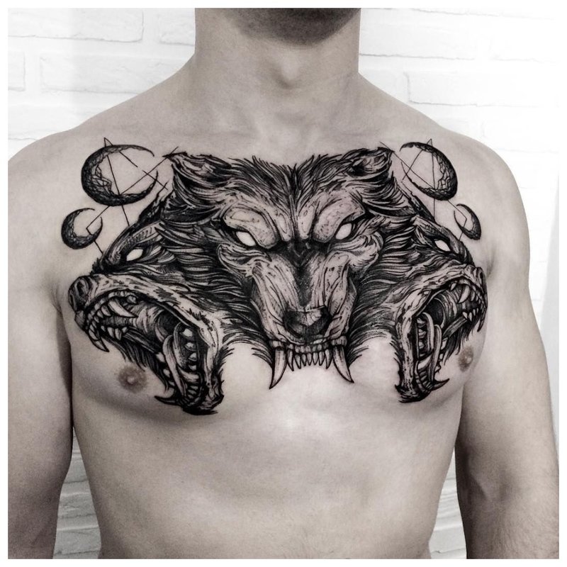 Gyvūnų tematikos tatuiruotės vyras ant krūtinės
