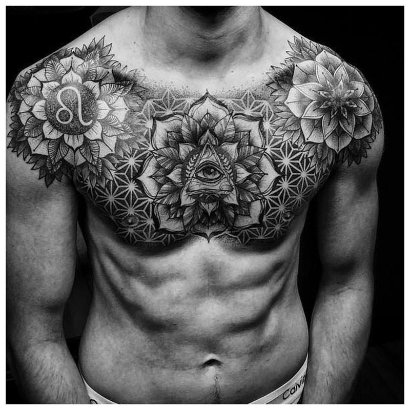 Didelė gėlių tatuiruotė ant vyro krūtinės