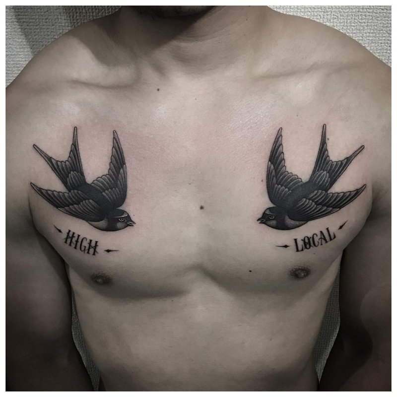 Tatuiruotės užrašas ant vyro krūtinės