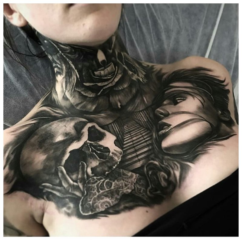 Tatuiruotė ant moters kaklo ir krūtinės