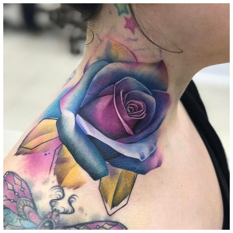 Ryški gėlė - tatuiruotė ant mergaitės kaklo