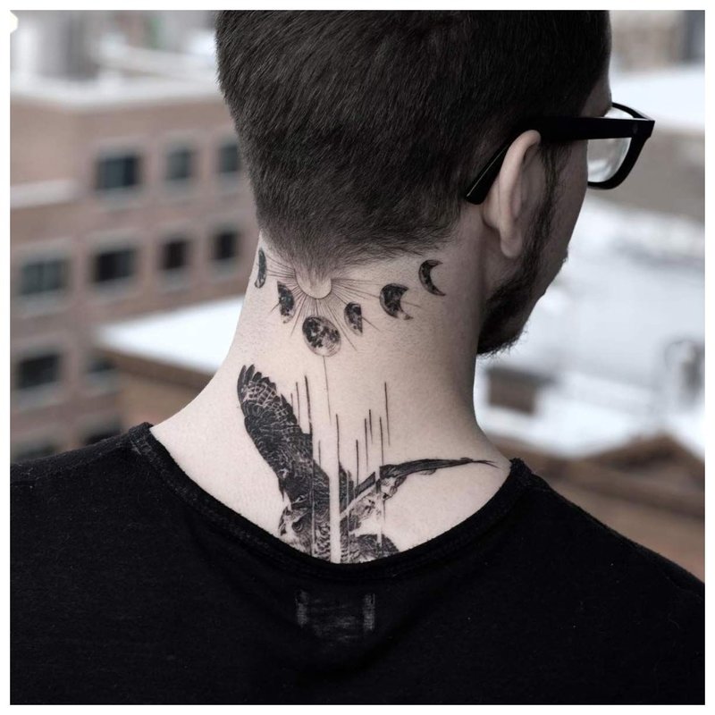 Tatuiruotė ant vyro nugaros ir kaklo