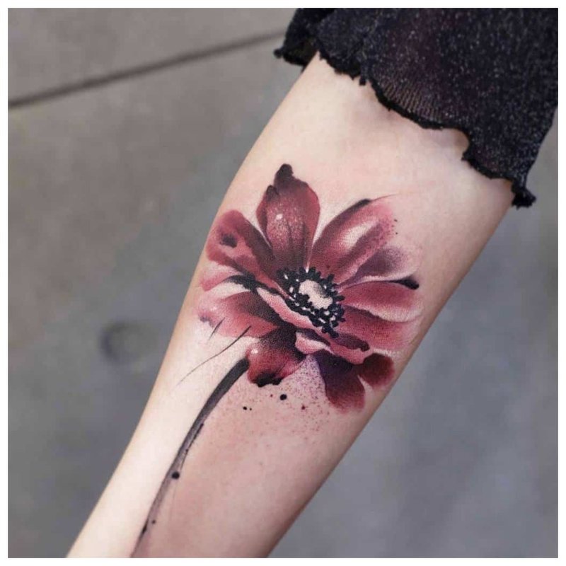 Akvarelės tatuiruotė gėlės pavidalu ant rankos