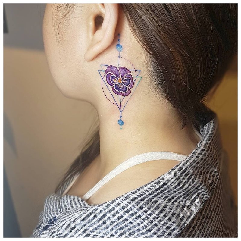 Subtili gėlių tatuiruotė ant kaklo pusės