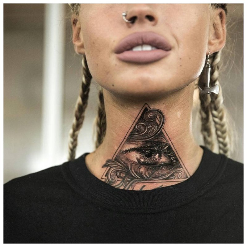 Tatuiruotė ant merginos gerklės