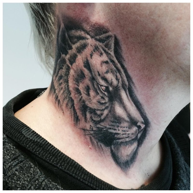 Gyvūno tatuiruotė ant vyro kaklo