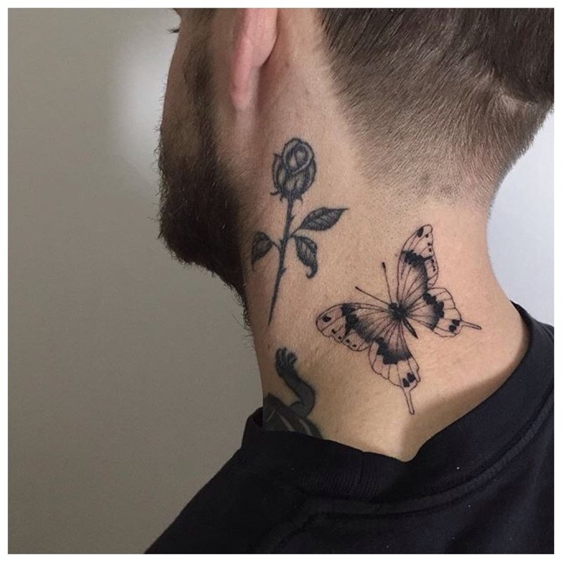 Gėlė ir drugelis - tatuiruotė ant vyro kaklo