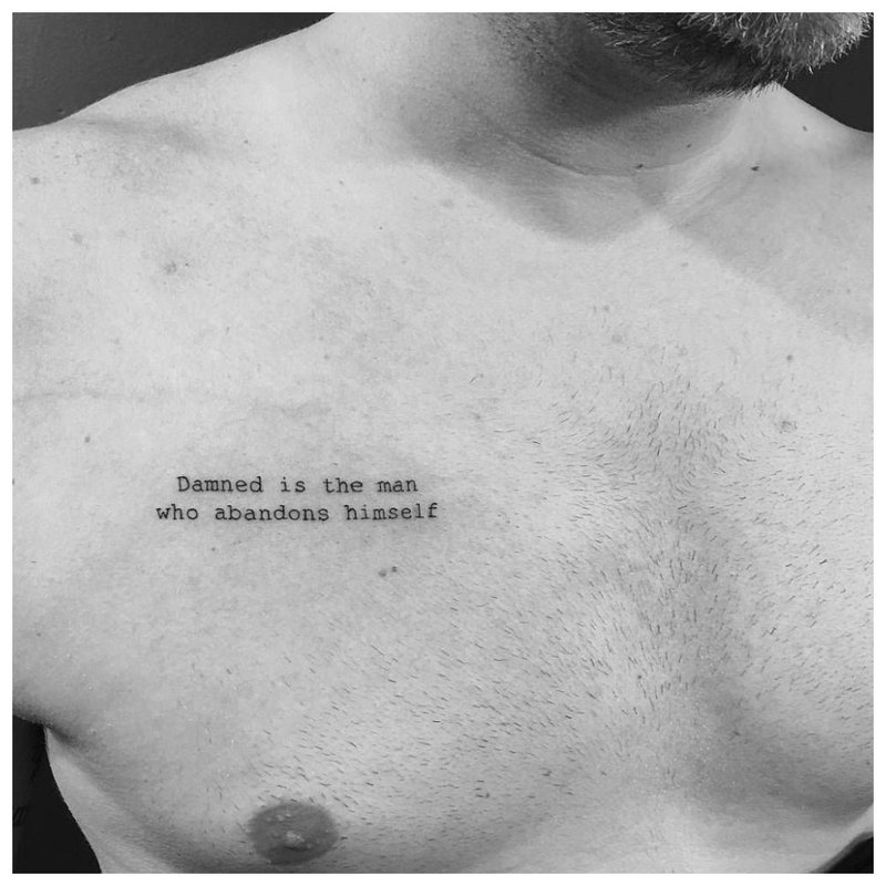 Tatuiruotės užrašas ant krūtinės