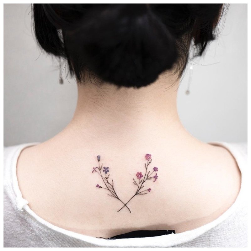 Subtilios gėlės - tatuiruotė ant merginos kaklo ant nugaros