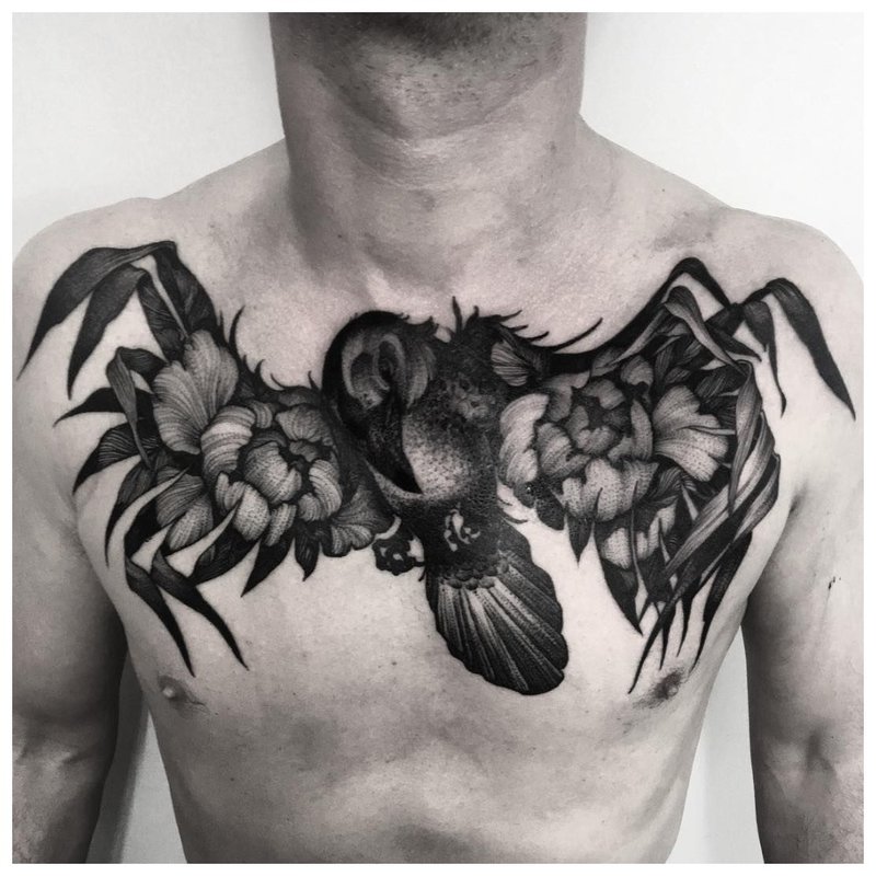 Paukščio tatuiruotė prie vyro krūtinės