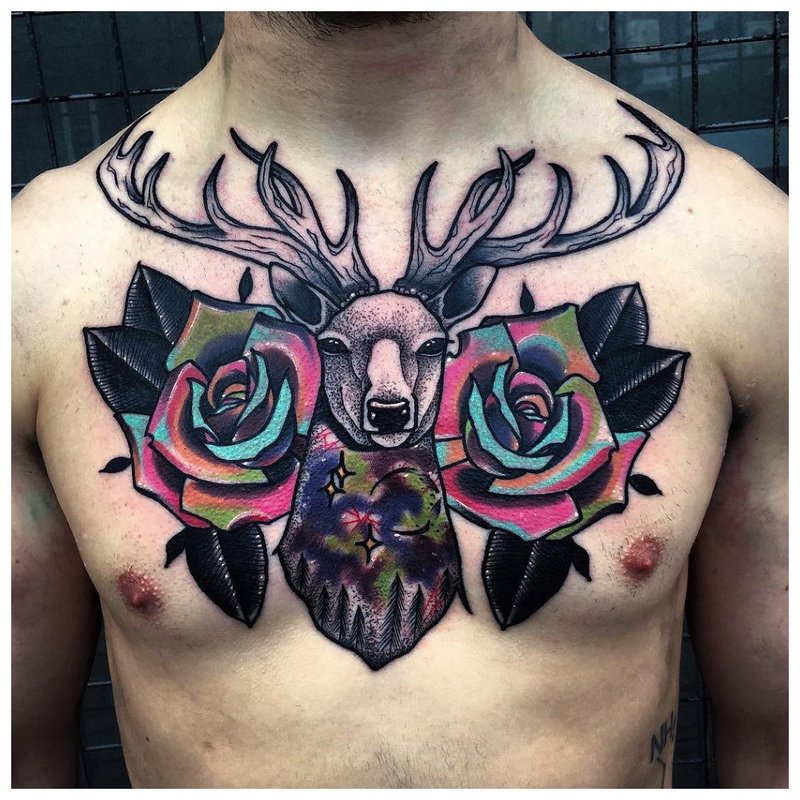 Fleurs lumineuses - tatouage sur la poitrine d'un homme