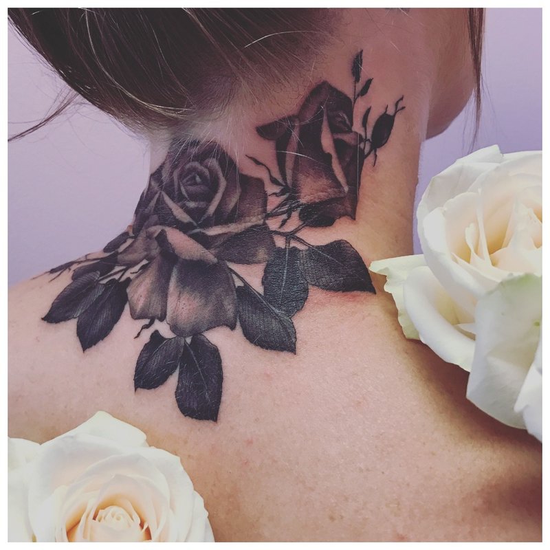 Didelė rožių tatuiruotė ant kaklo