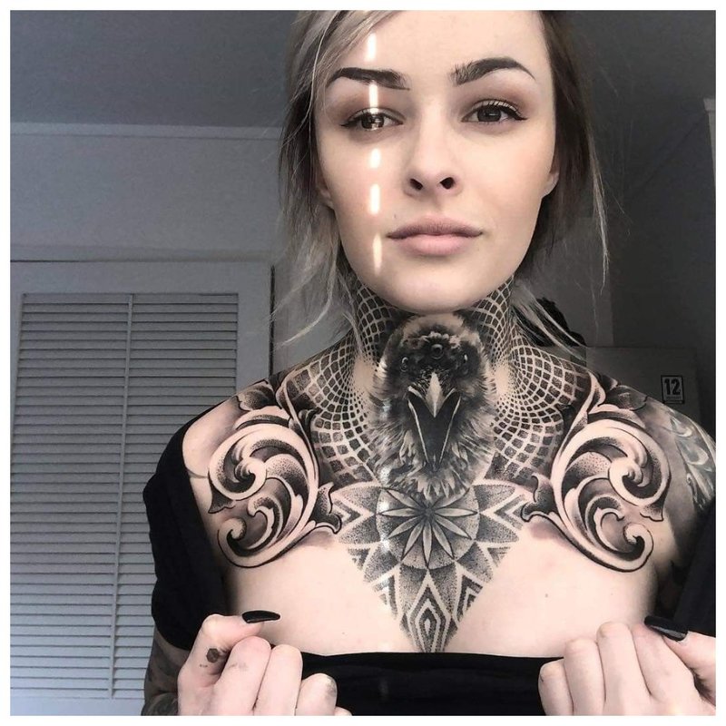 Tatuiruotė ant kaklo priešais moterį