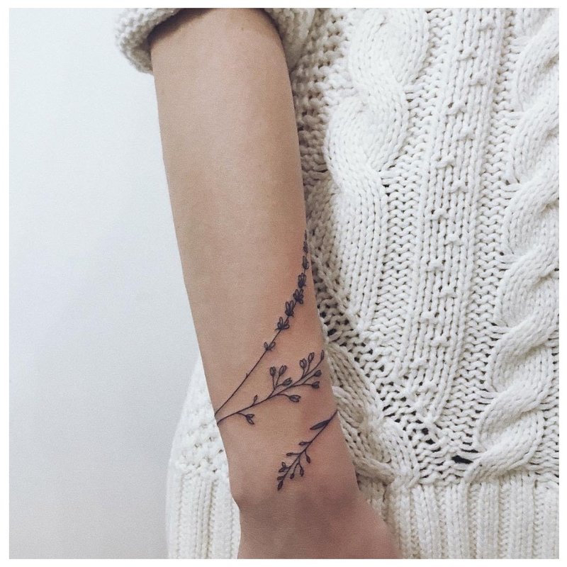 Apskrito gėlių tatuiruotė