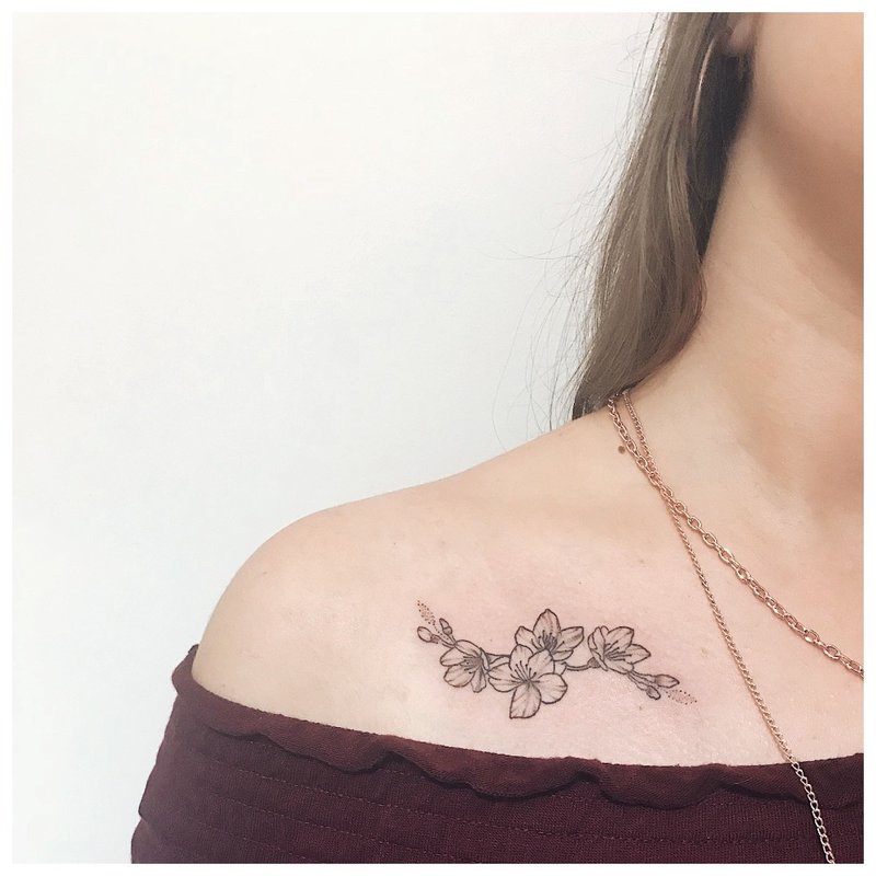 Kontūro gėlių tatuiruotė po apykakle