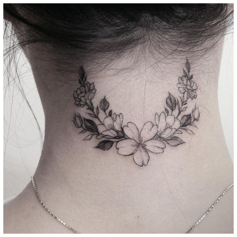 Gėlių tatuiruotė ant kaklo merginos gale