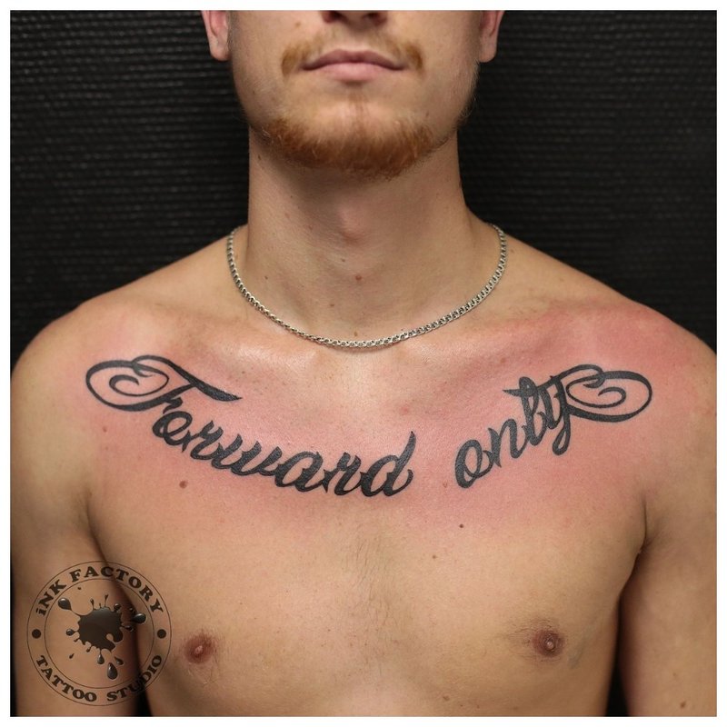 Mažas tatuiruotės užrašas ant vyro krūtinės