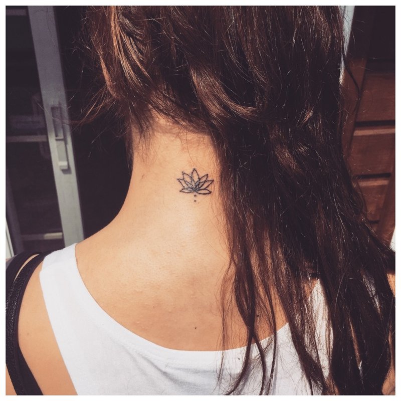 Maža gėlė - tatuiruotė ant mergaitės kaklo