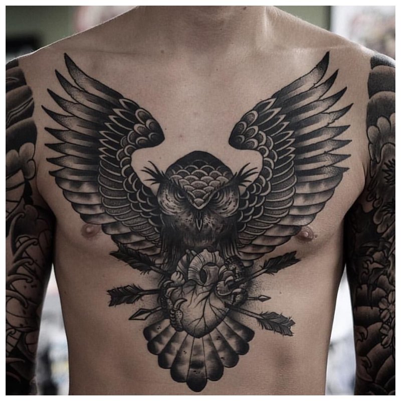 Paukštis - tatuiruotė ant vyro krūtinės