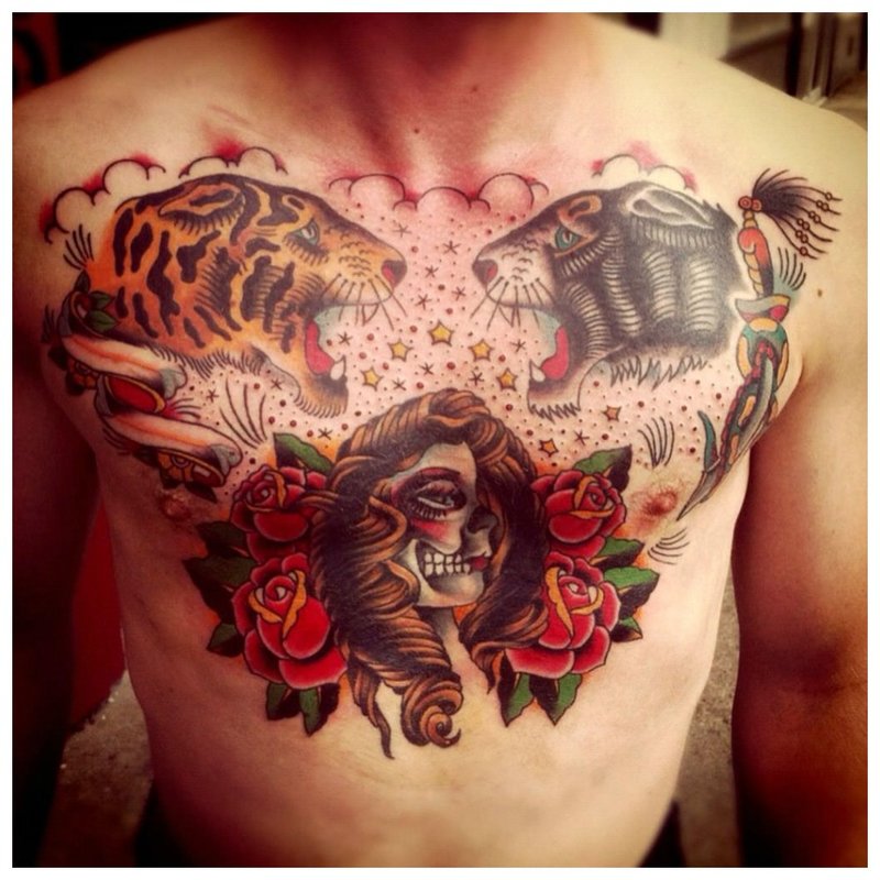 Tatouage floral inhabituel sur la poitrine d'un homme