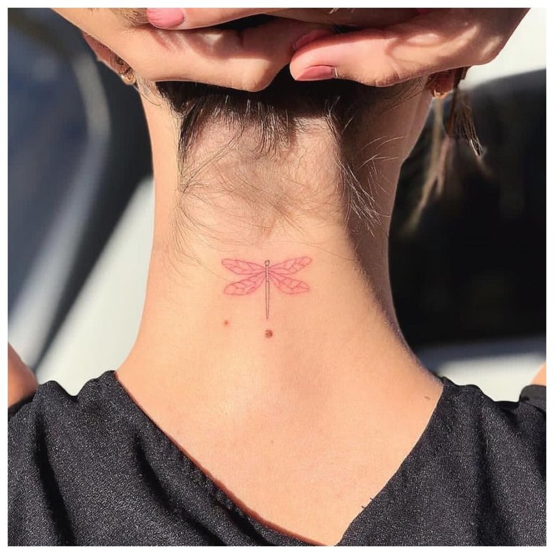 Švelnus tatuiruotė ant mergaitės kaklo