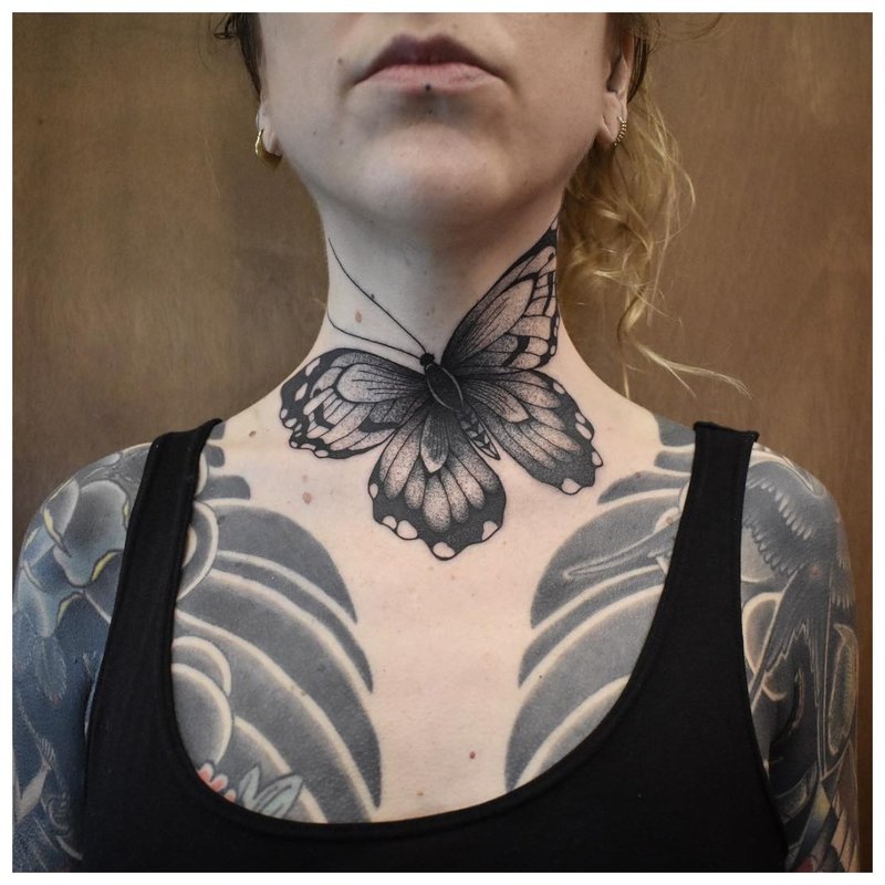 Didelis drugelis - tatuiruotė ant mergaitės kaklo