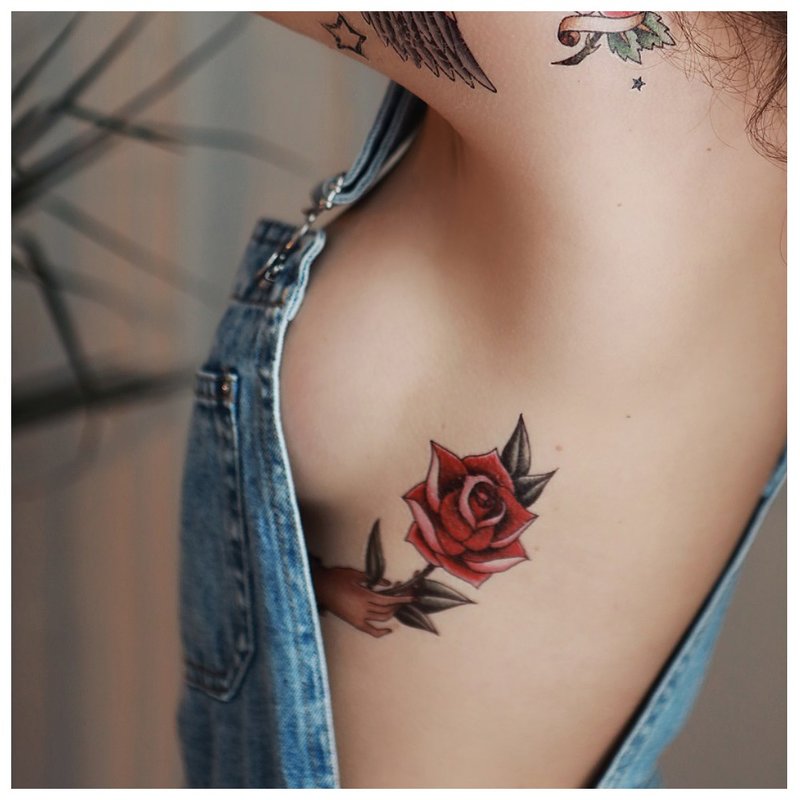 Rožių tatuiruotė po krūtimi