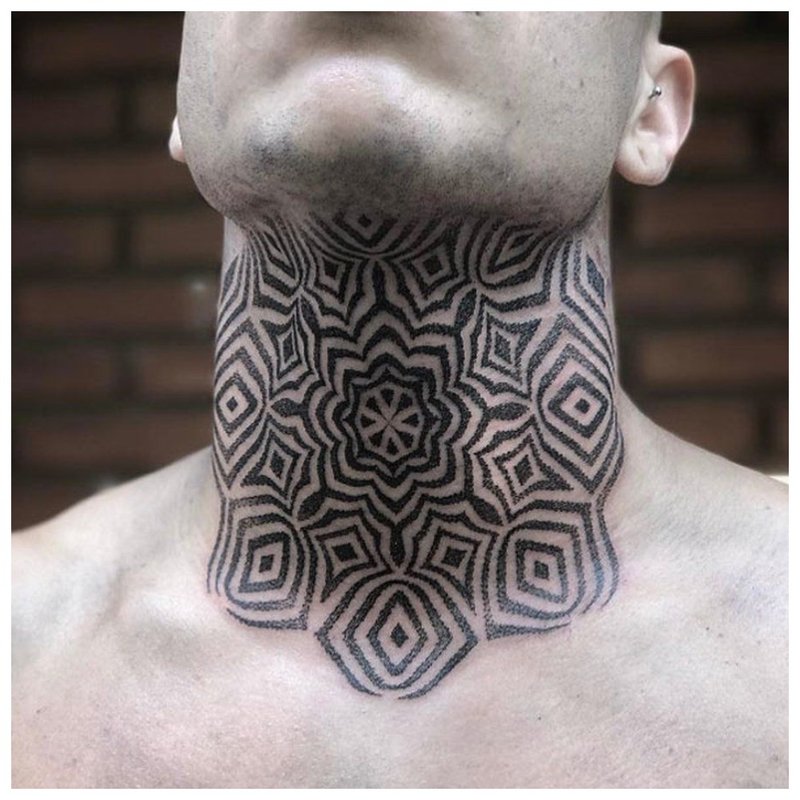 Tatuiruotės ornamentas ant viso vyro kaklo