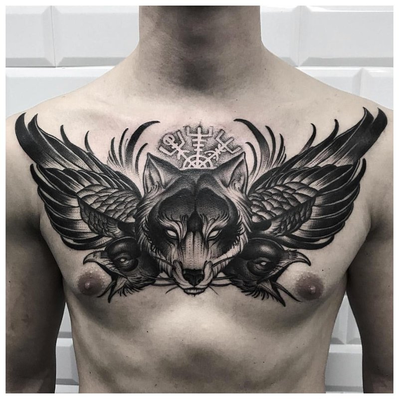 Gyvūnų tematikos tatuiruotė ant vyro krūtinės