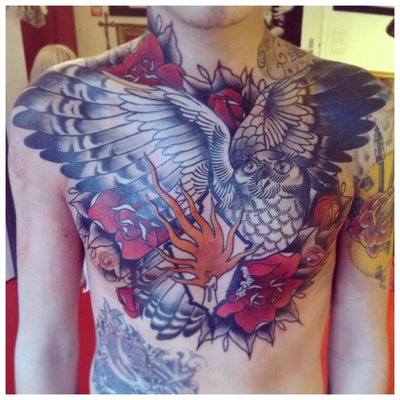 Gėlių tatuiruotė ant visos vyro krūtinės ir pečių