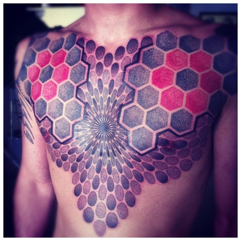 Ryški tatuiruotė ant vyro krūtinės „pasidaryk pats“ stiliaus tema