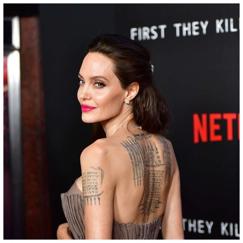 Angelina Jolie kaklo tatuiruotė