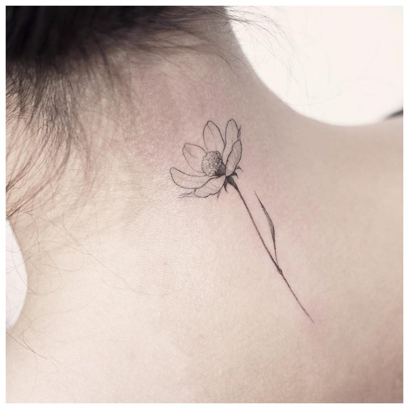 Subtili gėlių tatuiruotė ant kaklo