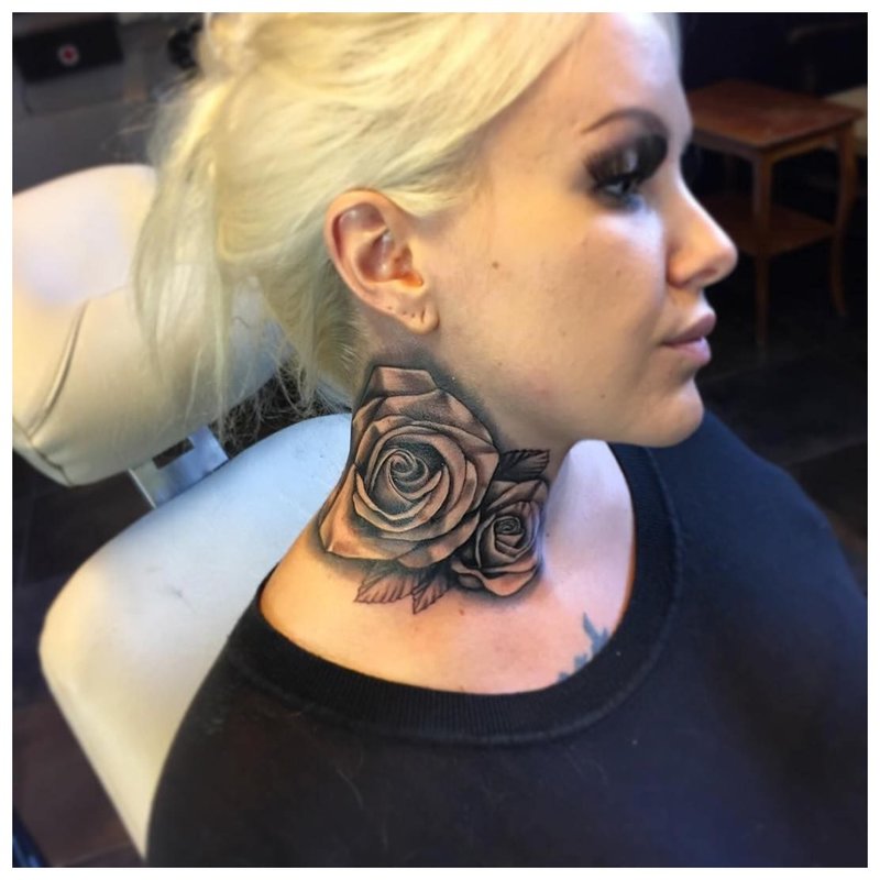 Didelė rožės tatuiruotė ant mergaitės kaklo