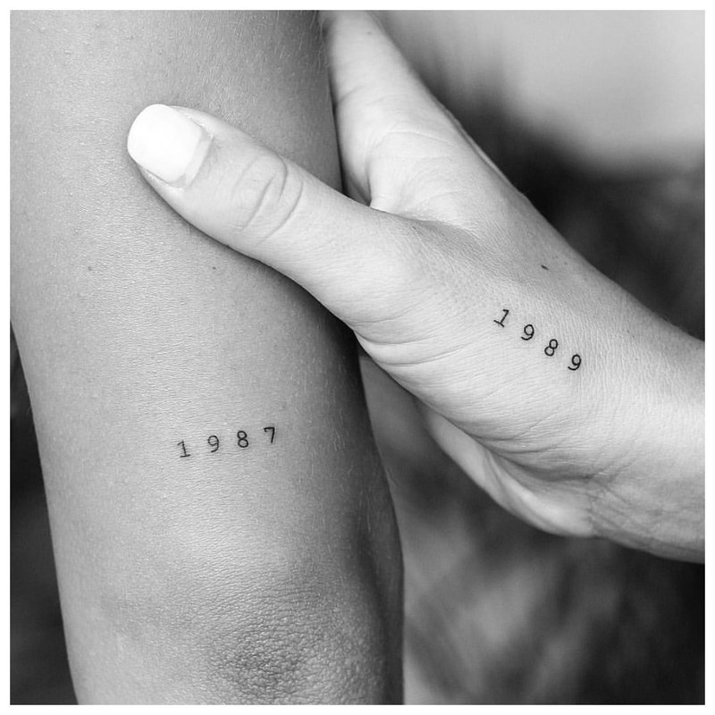 Mini inscription de tatouage avec dates.