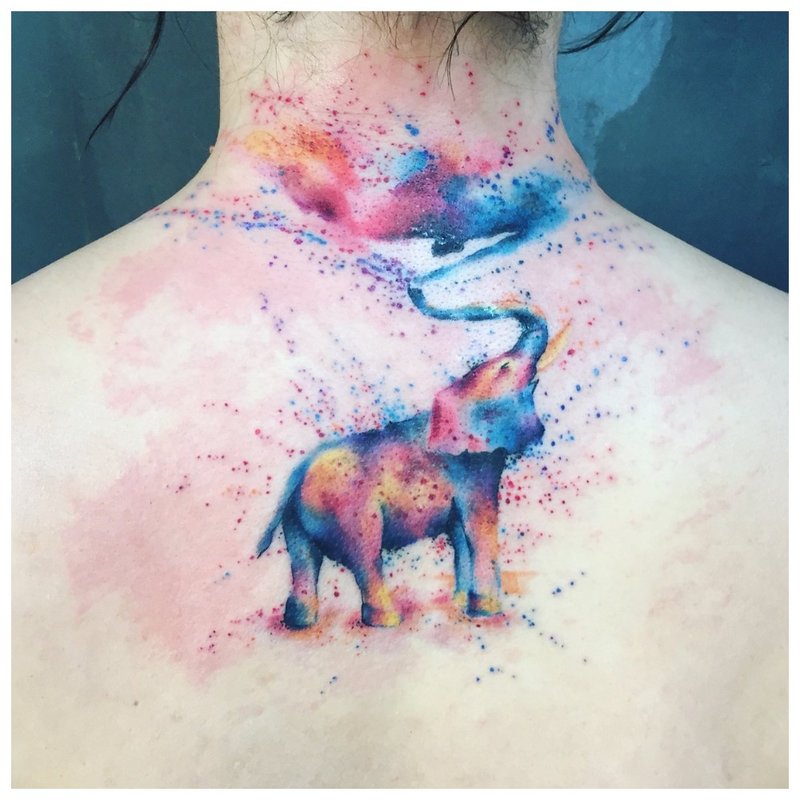 Akvarelės tatuiruotė su drambliu