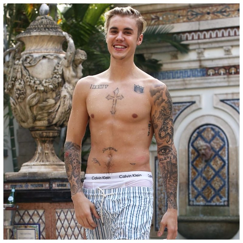 Justinas Bieberis - tatuiruotė ant krūtinės