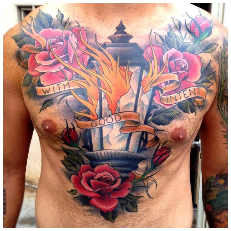 Grandes fleurs lumineuses - tatouage sur la poitrine d'un homme