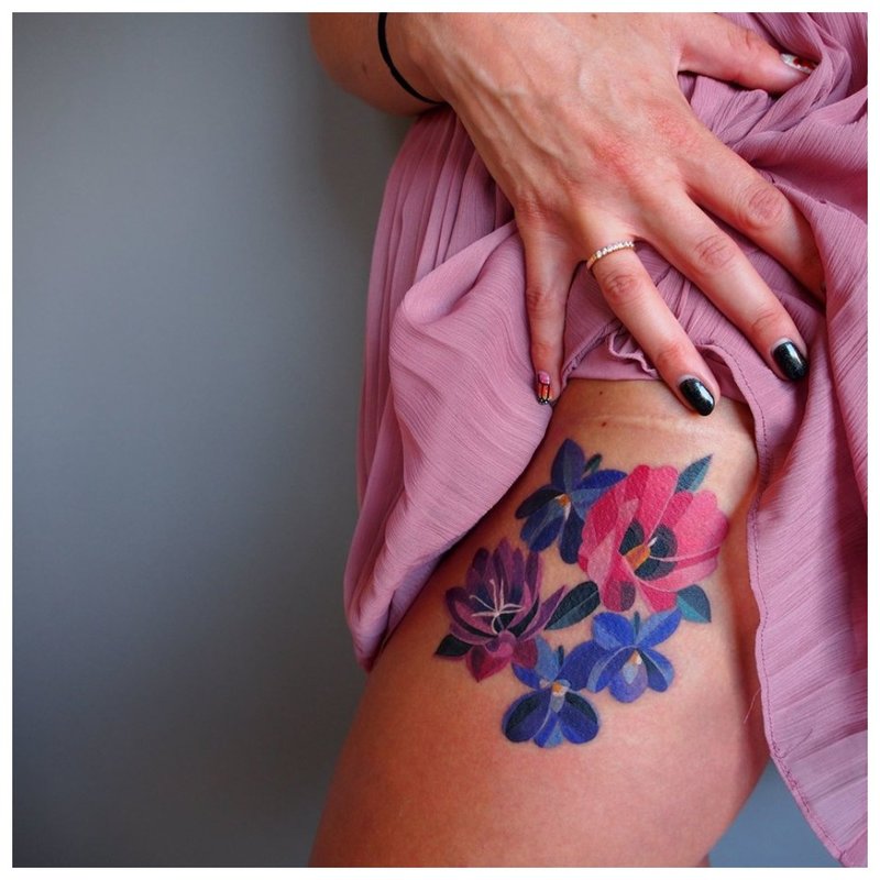 Akvarelės gėlių tatuiruotė ant klubo