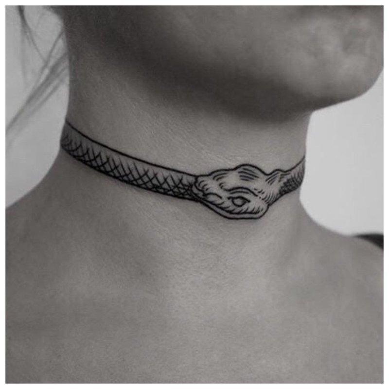 Mergaitės gyvatės tatuiruotė