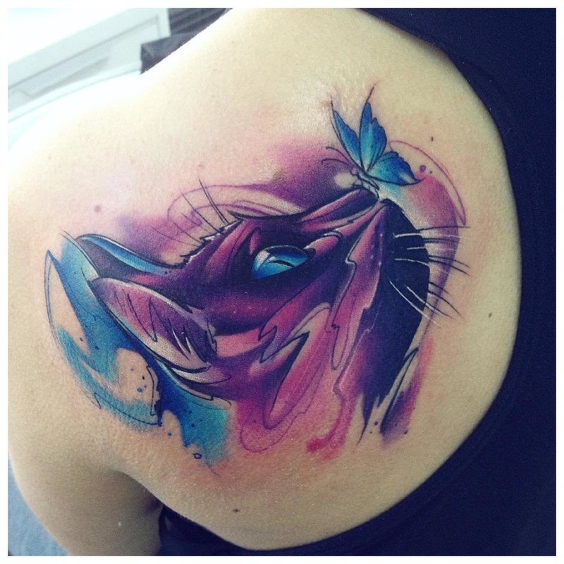 Akvarelės tatuiruotė su kate ir drugeliu