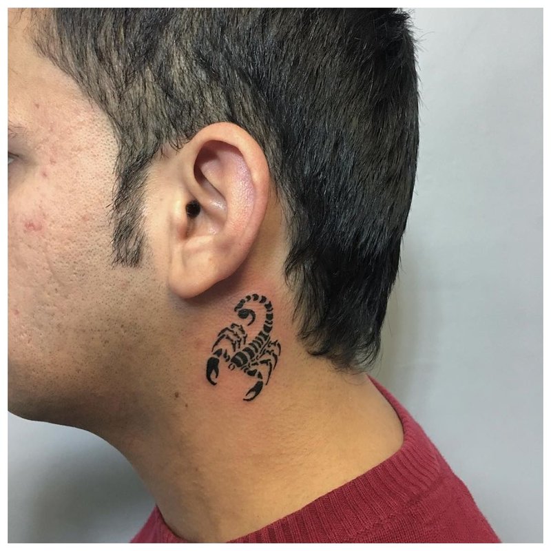 Skorpionas - tatuiruotė ant vyro kaklo
