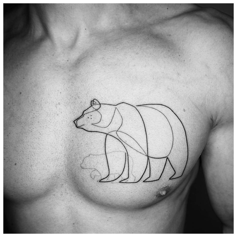 Animalistinė tatuiruotė ant vyro krūtinės